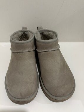 Ugg grey taupe short classic boots sz 7 preloved